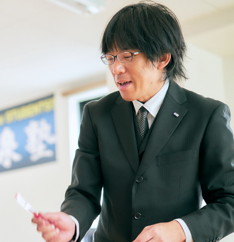 誠泉塾で笑顔で教える教師の写真