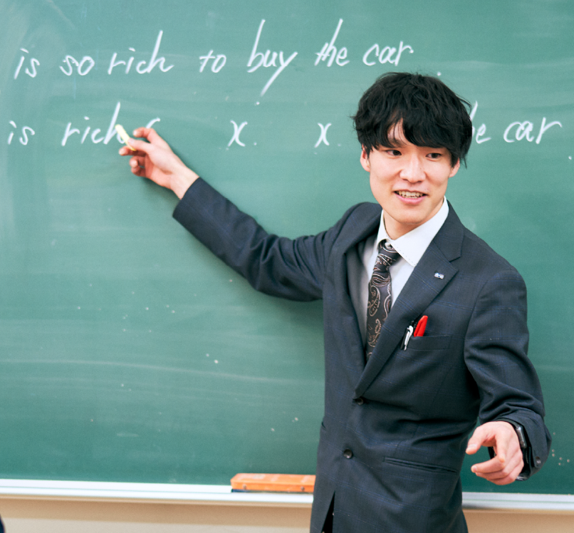 誠泉塾で熱心に楽しく英語を教えてる教師の写真