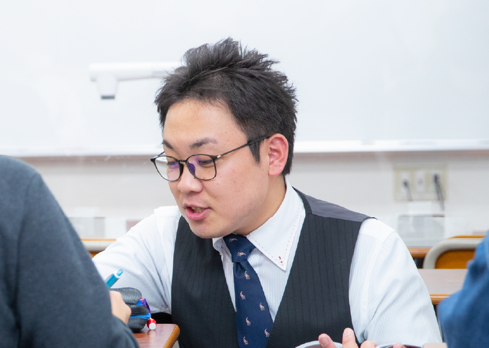 誠泉塾で座席の近くにしゃがんで目線を合わせ、寄り添う教師の写真